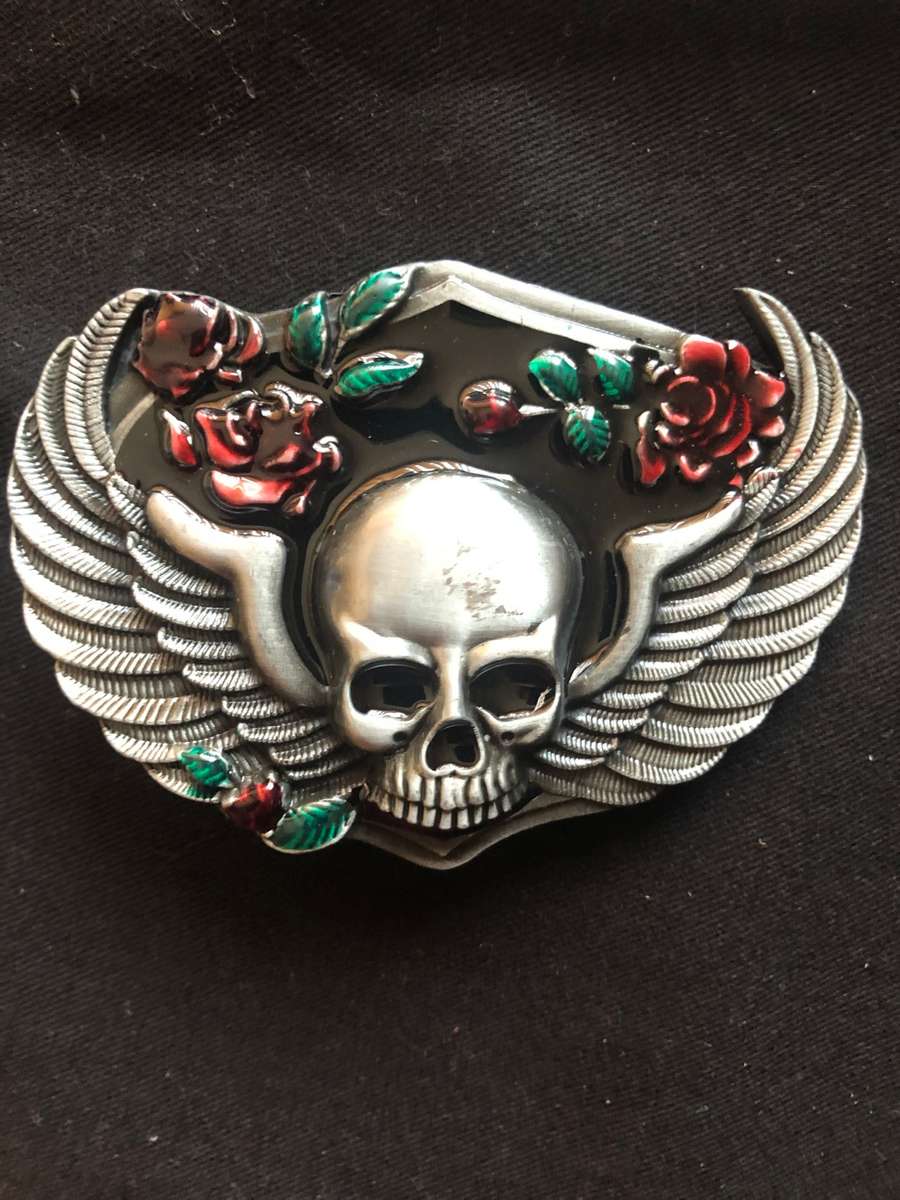 Belt buckle metal plated with skull flowers and wings